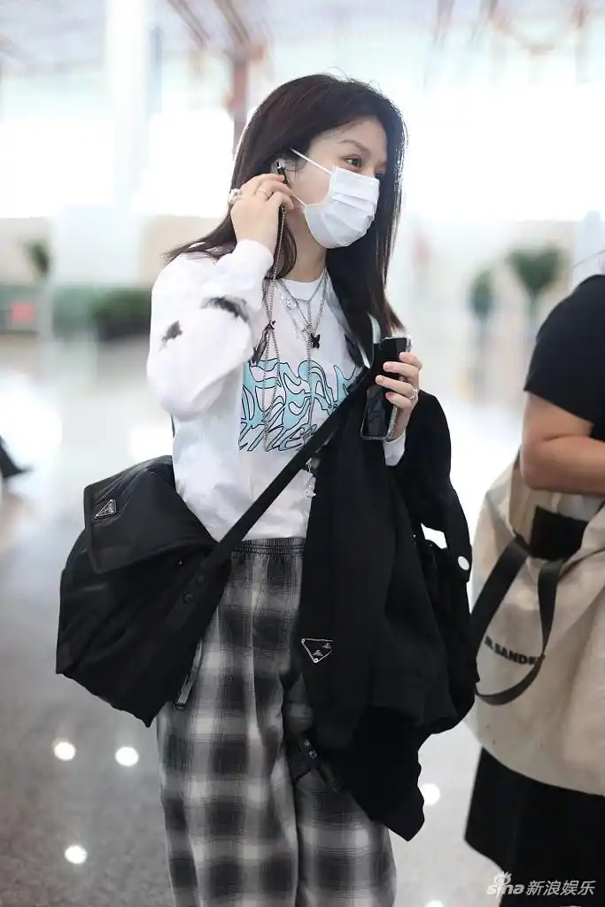 组图:春夏赶飞机口罩遮素颜 戴链条配饰变身酷女孩