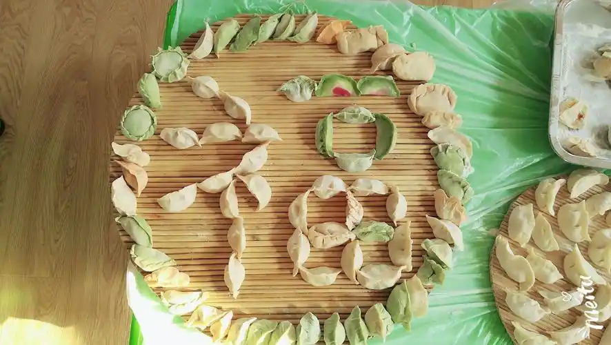 我们的饺子不仅包的漂亮,摆的更是有创意!