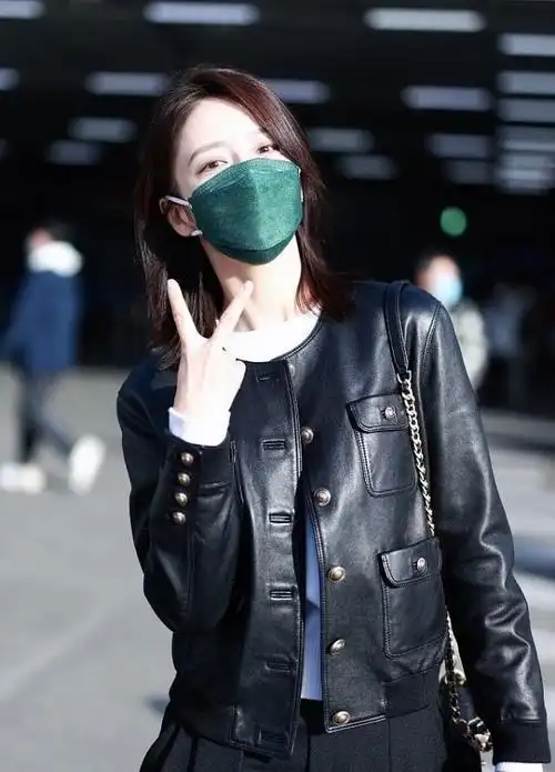 佟丽娅:独自现身机场,一身皮夹克配阔腿裤,黑白搭配潇洒有气质_款式