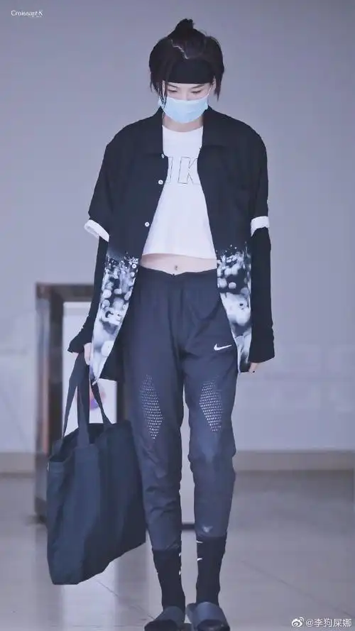 自从知道陆柯燃不露胳膊是因为花臂后 觉得她更帅了 我就是陆柯燃的女