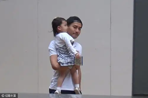 刘恺威与妈妈接送女儿上下学 2岁小糯米可爱机灵指镜头