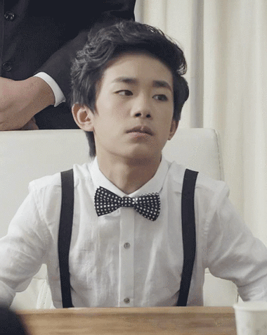 易烊千玺# 眨眼睛伸脖子简直可爱到掉渣!反帧口味更佳!【gif】