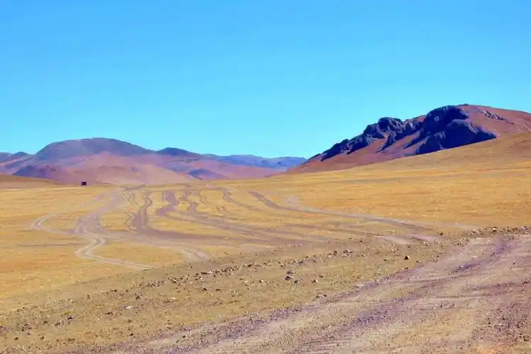 原创藏北羌塘无人区镶嵌在玉石山里的蓝宝石扎日南木措