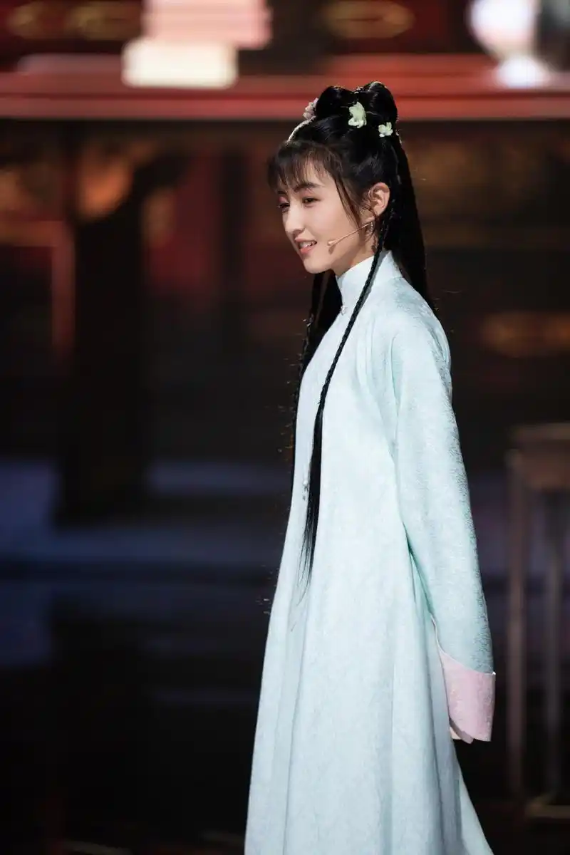 张子枫长大了, 古装造型清新淡雅,灵气模样惊艳全场