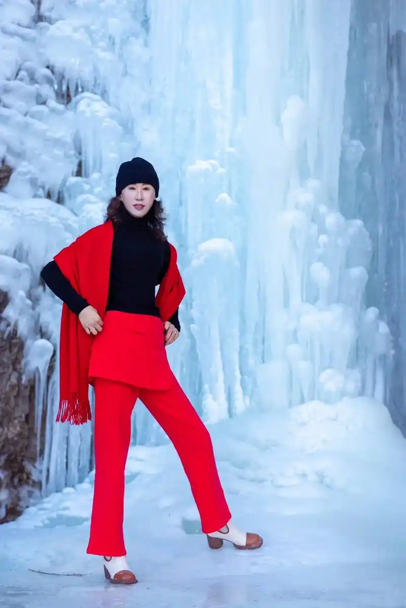 如果你感到寂寞,我带给你热闹#冰雪2022 #红衣进白衣出# - 抖音