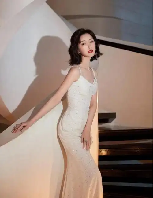 毛晓彤最近一套西装出镜(毛晓彤把小罗曼)11