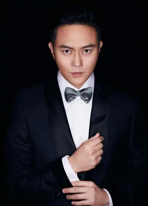 49岁袁咏仪「与张智霖合体现身」 金衣红唇美艳动人,单手插兜比老公还