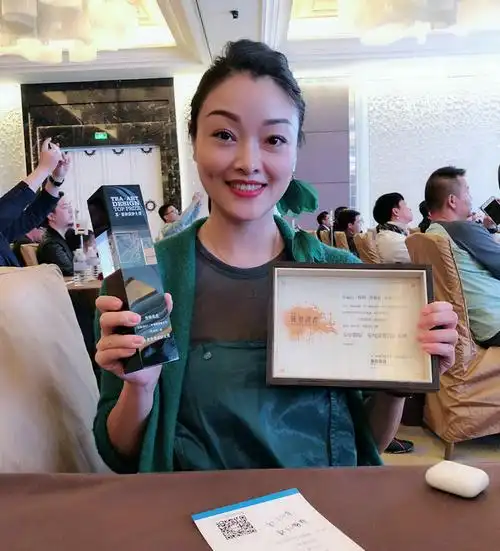 曹丽霞在茶`艺术设计大赛现场