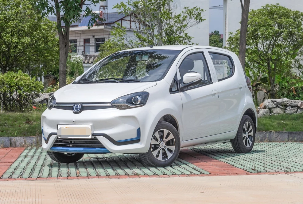 江铃e200n车身的长度很到位,也很适中,从外观来看不会感到尺寸的小