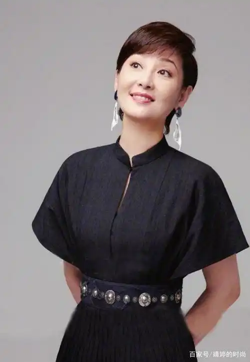 徐帆照片美得动人,穿黑色连衣裙成熟稳重,勾勒出完美腰线