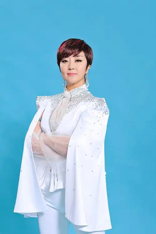 p>格格,原名蒙克其其格,8月1日出生于内蒙古乌兰布统大草原, a