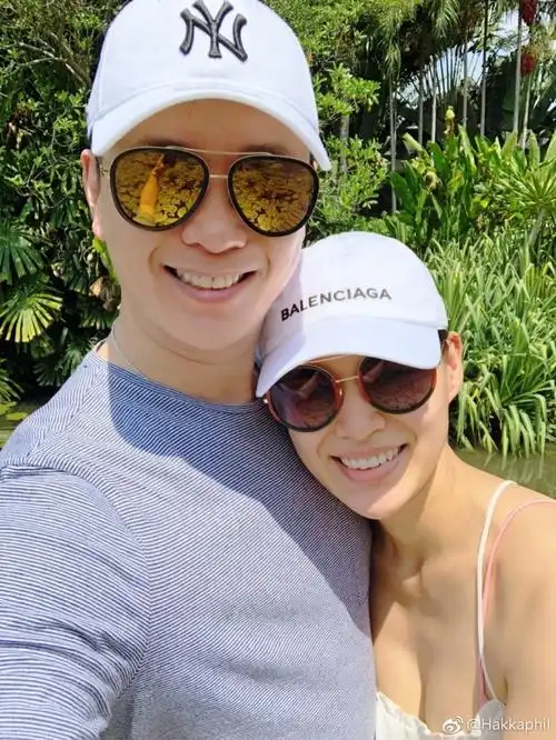 胡杏儿老公变身炫妻狂魔合照笑容甜蜜幸福满满