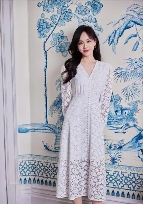 随着年龄超过四十岁,唐嫣在时尚方面展示出更加丰富的内涵和深度