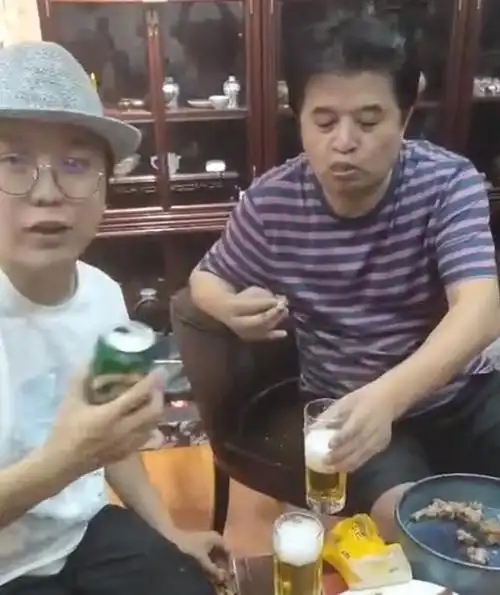 毕福剑与李玉刚一起啃大猪蹄子老毕头发花白显沧桑吃相太豪迈