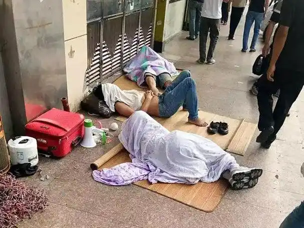 睡在马路边的打工者,是谁让他们成为现代版"骆驼祥子"?之二