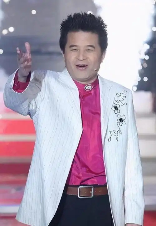 61岁毕福剑近照曝光,不修边幅一脸疲惫,身材体型不复当年英姿