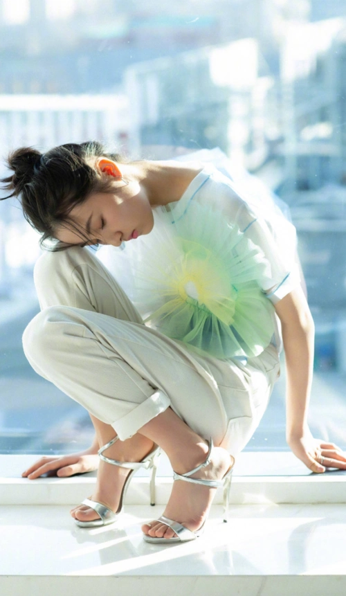 我真服了张子枫,高跟鞋都快细成"笔芯",她穿还能秀"a型腿"