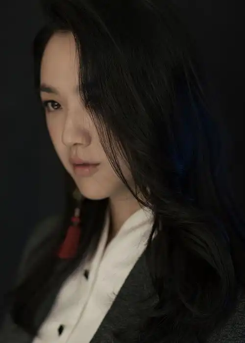 汤唯时尚大片曝光 中性西装电眼杀人