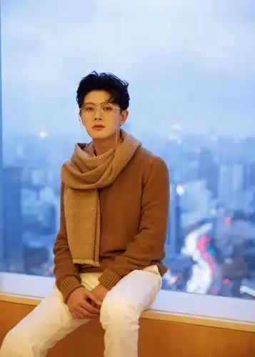 今天的小超是糖炒栗子味儿任嘉伦金丝眼镜look温柔满分