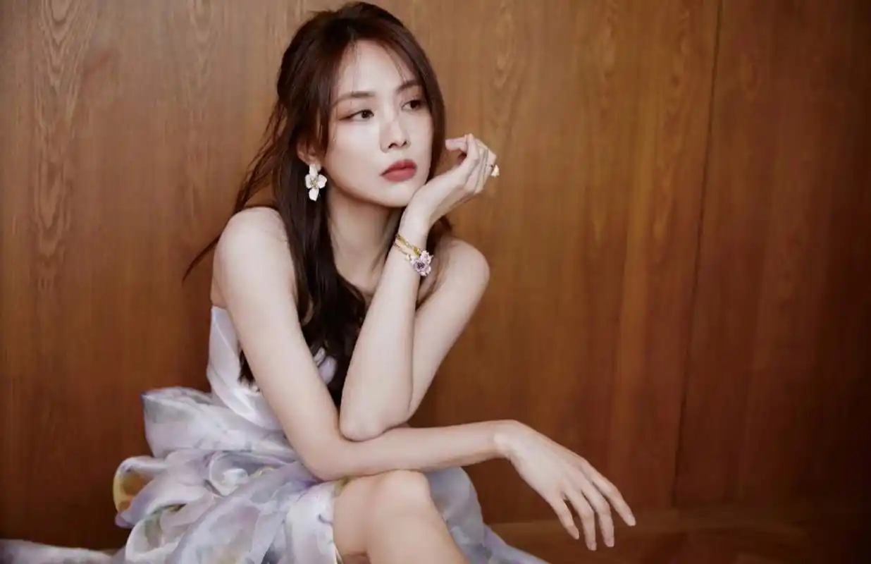 花样少女#王霏霏# 肤白貌美的容颜,窈窕曼妙的身材,白皙水嫩的大长腿