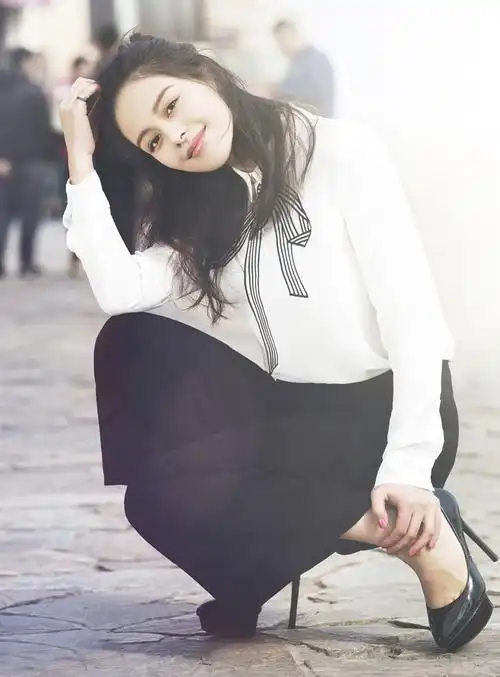 王力可着装雅致街头写真