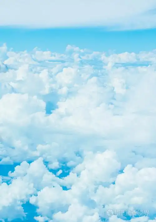 白云和蓝色天空背景图像