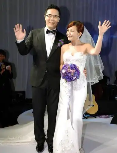 台媒传41岁梁静茹与赵元同结束9年婚姻,经理人:私事不回应!