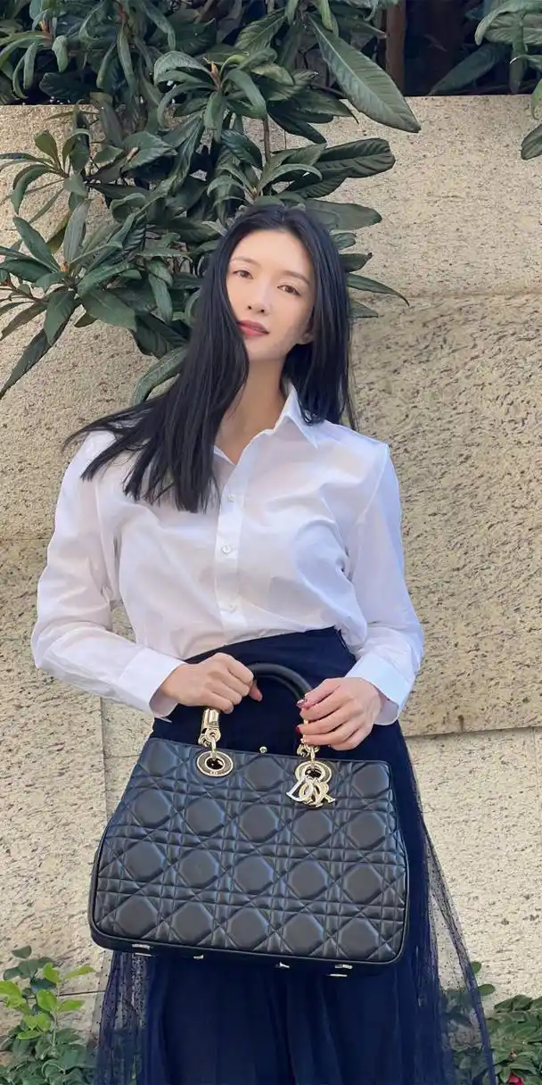 江疏影长发白衬衣写真壁纸组图 676767