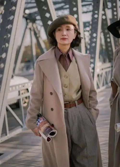 建议发量变少的60岁女人:学三木妈妈烫卷发,戴帽子,洋气又高级