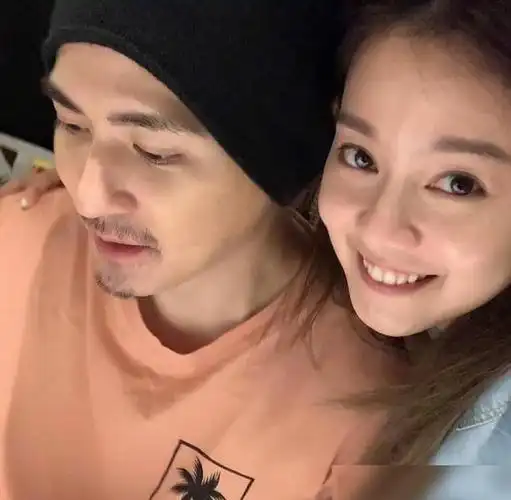 周渝民和老婆结婚5年疑似怀上二胎照片暗藏小心思