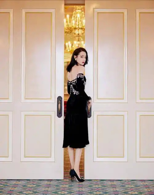 迪丽热巴晒雨中氛围感大片,一身白色泡泡裙清丽优雅,气质真好