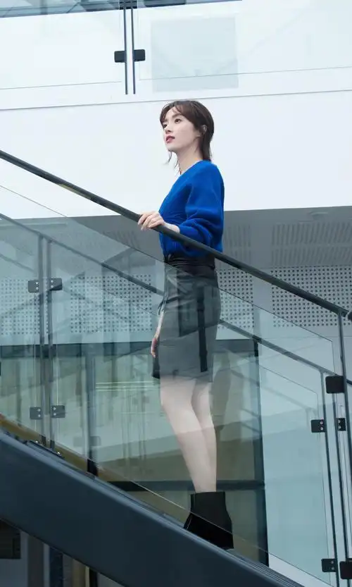 胡冰卿蓝色毛衣搭配黑色皮裙,靓丽时尚