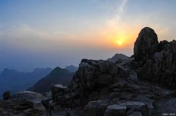 山东海拔582.8米的山,有泰山之雄,被誉为"天下第一奇山"