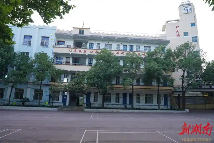 怀化市13水完全小学(下称13水小学)屹立于风景秀丽的舞水河畔,其