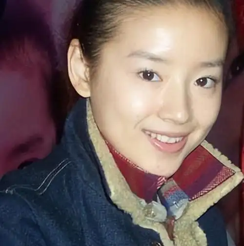 小时候的董洁天性活泼,喜欢玩闹.