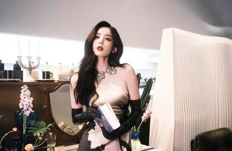 古力娜扎一头大卷发,气质优雅,很有魅力!性感让你心跳加速!_身材_黑色