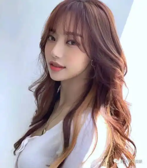 尤其是长发及腰的女生,大波浪卷非常适合中长发的女生,侧分刘海搭配