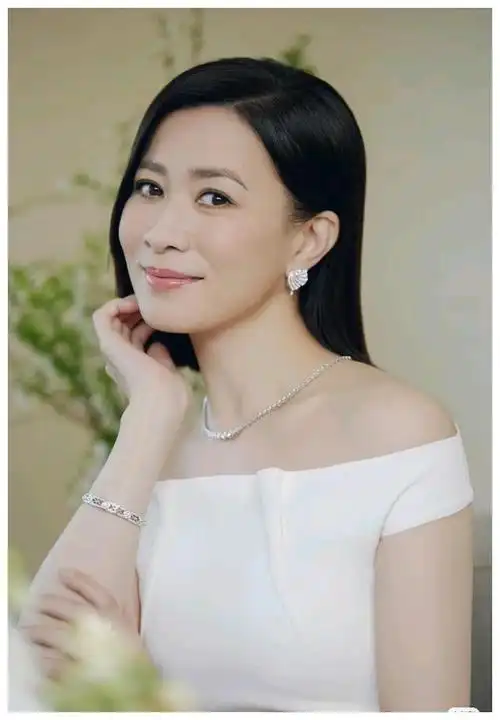 佘诗曼这次晒照,或许只是她日常生活中的一小步,但却展现出了她勇于