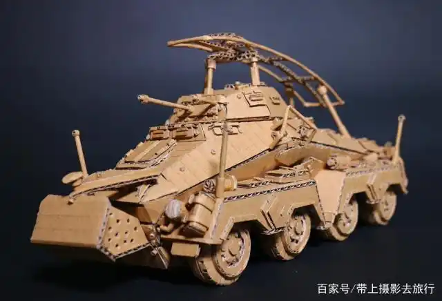 图为大野萌菜美用纸片制作的装甲车.