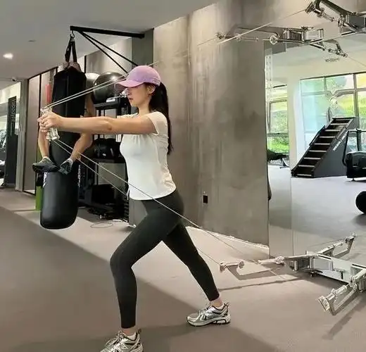 朱珠晒性感健身照!