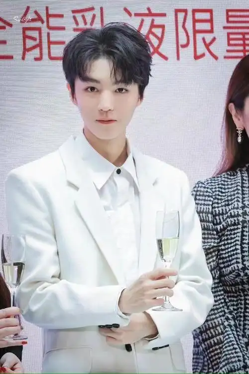 王俊凯牛欣欣被曝恋情女演员去男顶流拍戏地方探班穿情侣装