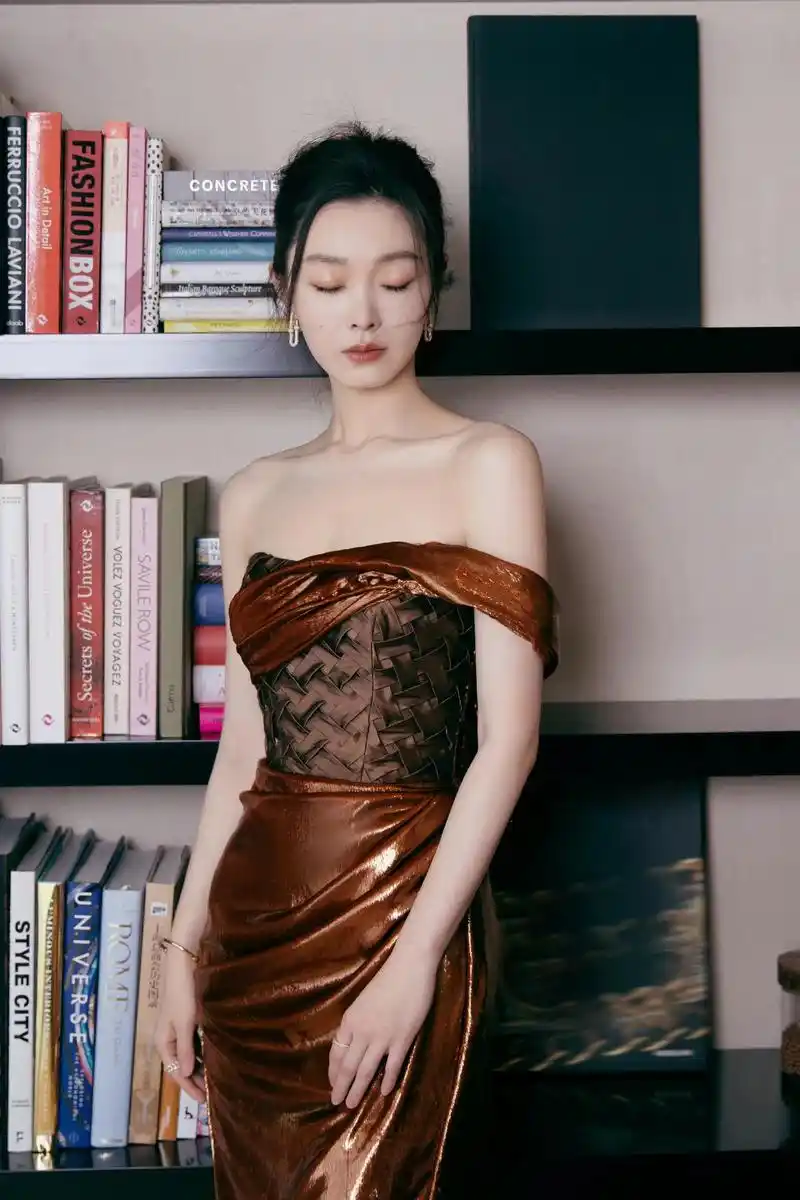 宋轶新造型美出圈,一袭鎏金抹胸长裙,优雅又惊艳!