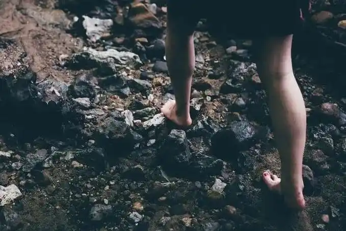 虫子在他皮肤下滑行,肉眼可见:这病有生命危险