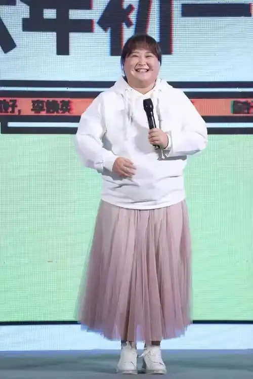 贾玲胖到刹不住直奔200斤!穿棉服肚子太紧绷,脸和脖子连一起