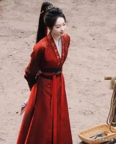 照片中的宋茜,一袭红衣