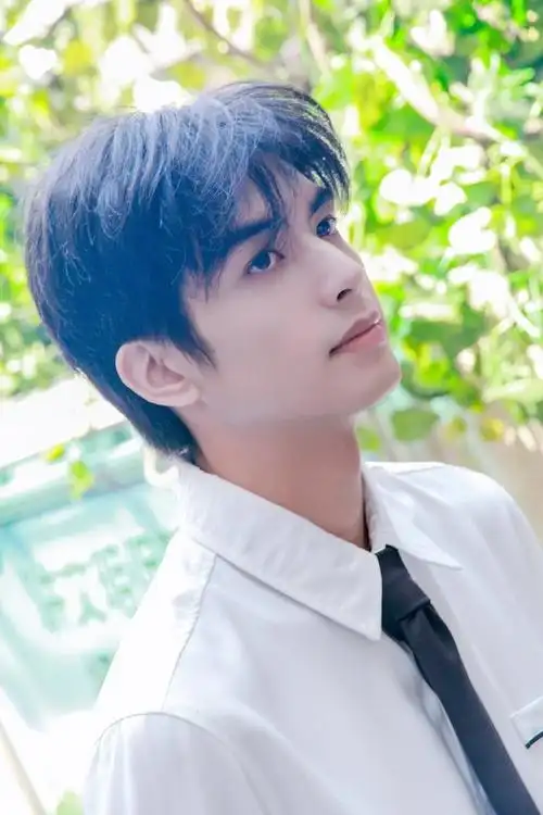 干净少年宋威龙白衣图片集之一