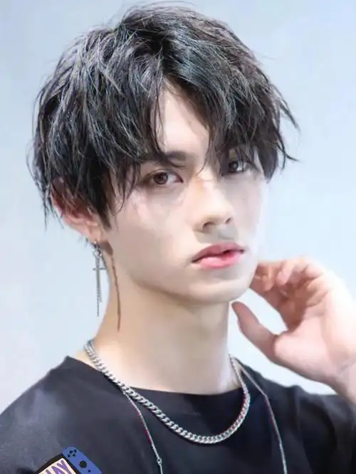 日式酷感男士发型凌乱中分括号刘海