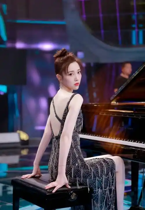 以上是网络上被广大网友称为腿精的女星,谁是你心中最美的腿精呢?