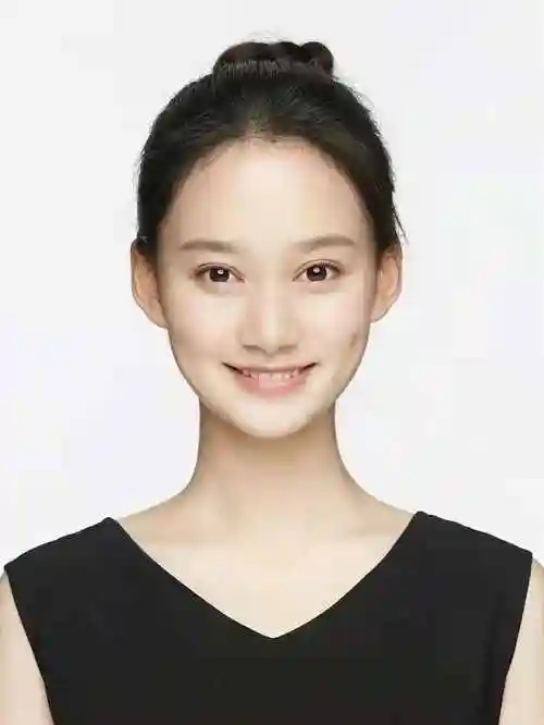 白底证件照穿什么好看拍证件照穿圆领还是v领