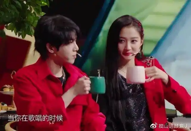 关晓彤和华晨宇组花童cp碰杯姿势超甜晓彤眼神令鹿晗彻夜难眠